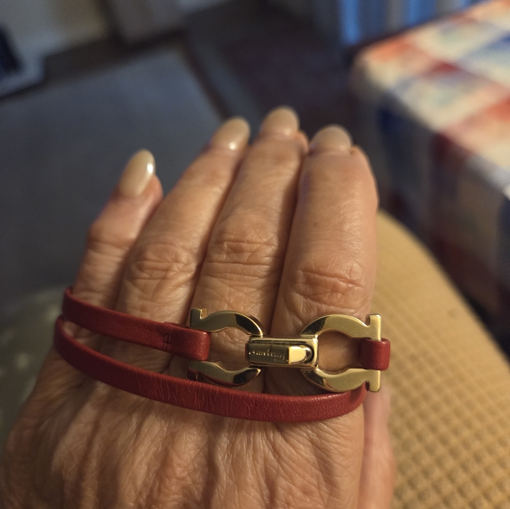 Selvador Ferregamo Red Leather Bracelet with Gold Clasp - Picture 4 of 8